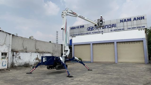 Xe nâng người chân nhện