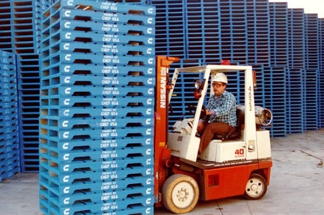 Chi Tiết Ứng Dụng của xe nâng hàng trong ngành sản xuất Nhựa Chi Tiết Ứng Dụng của xe nâng hàng trong ngành sản xuất Nhựa