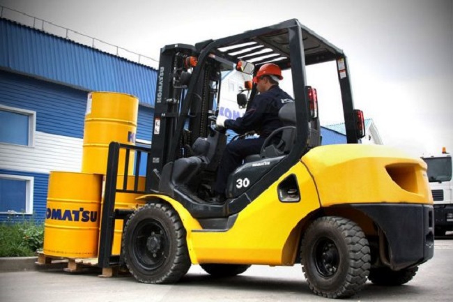 Chi Tiết Ứng Dụng của xe nâng hàng trong ngành sản xuất Nhựa Chi Tiết Ứng Dụng của xe nâng hàng trong ngành sản xuất Nhựa